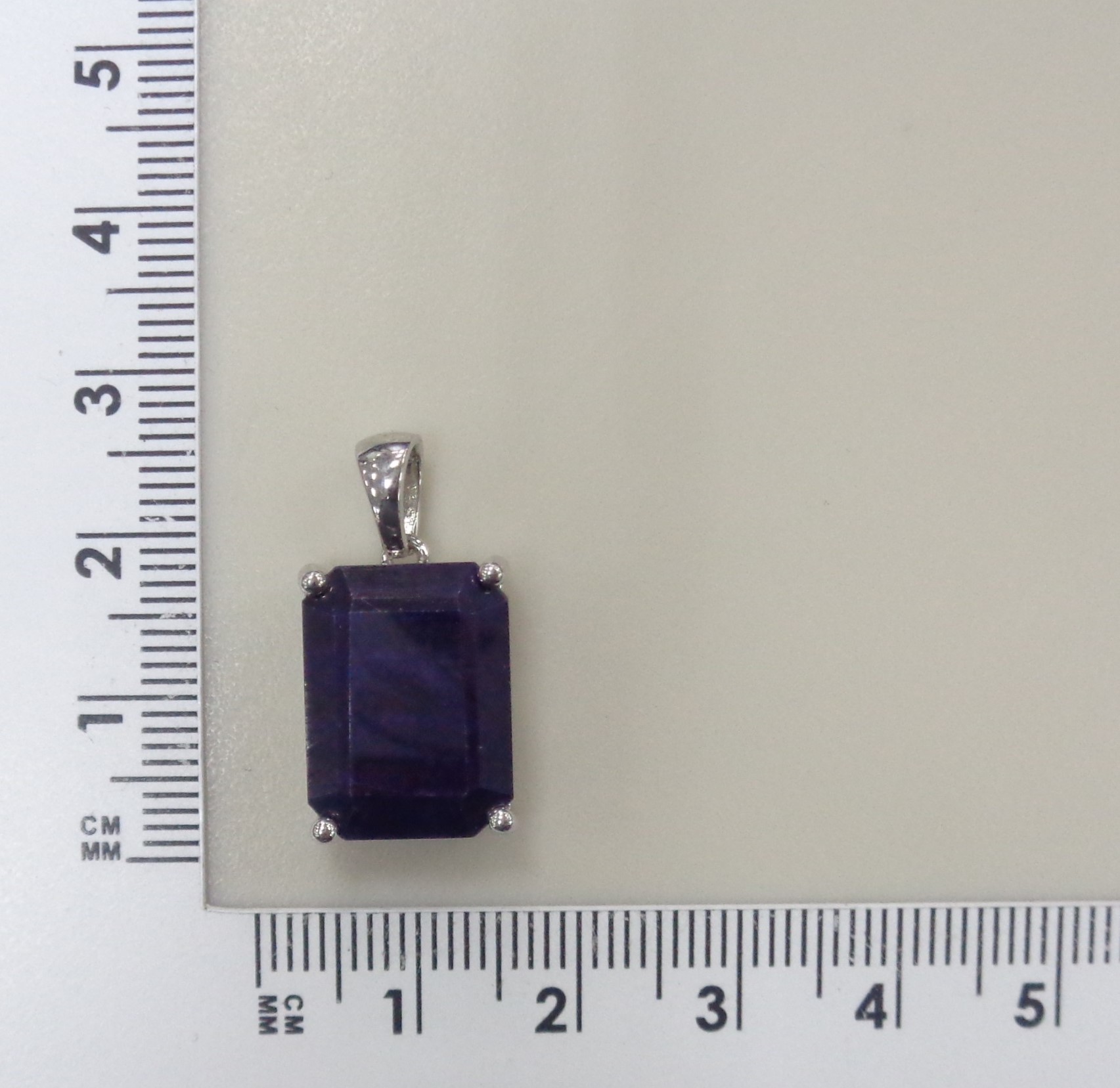 Серебряная подвеска с корундом